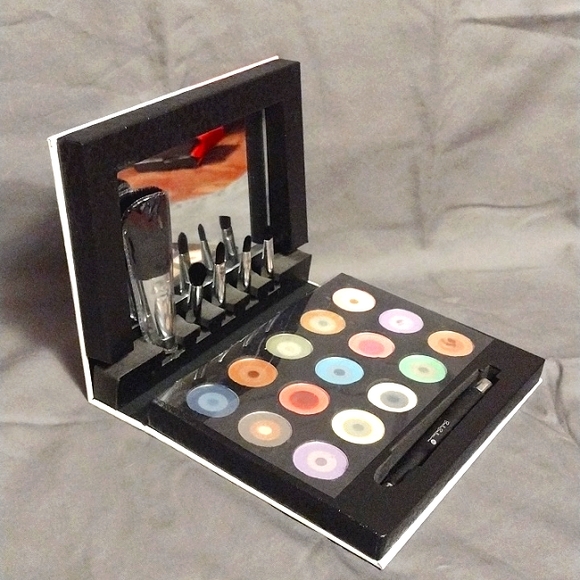 Bella Bellissima Cosmetic Eyeshadow Colour Pallette with 5 Brush Heads - Picture 3 of 10